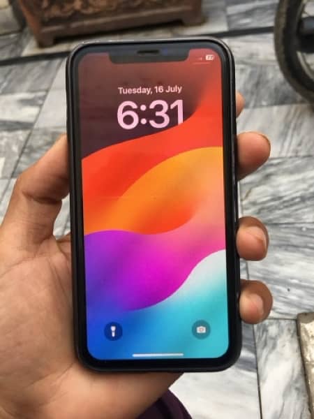 i phone 11 pro 64gb non pata back halki se crack hai 03047241168 4