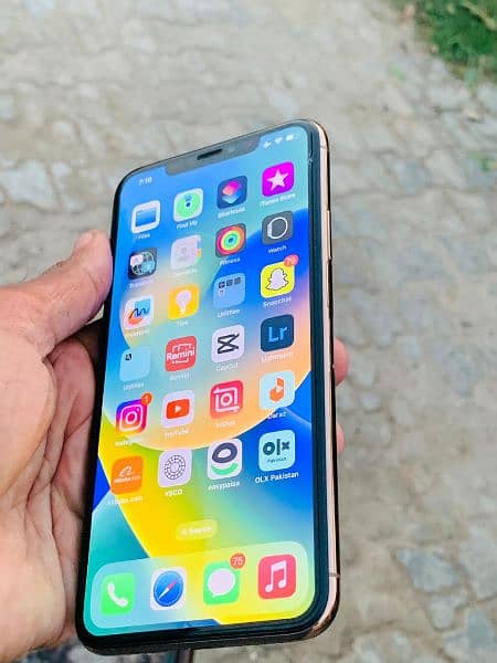 iphone 11 pro max 256 GB PTA approved My WhatsApp number 03001868066 4