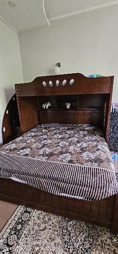 Queen bed with overhead single bed 0