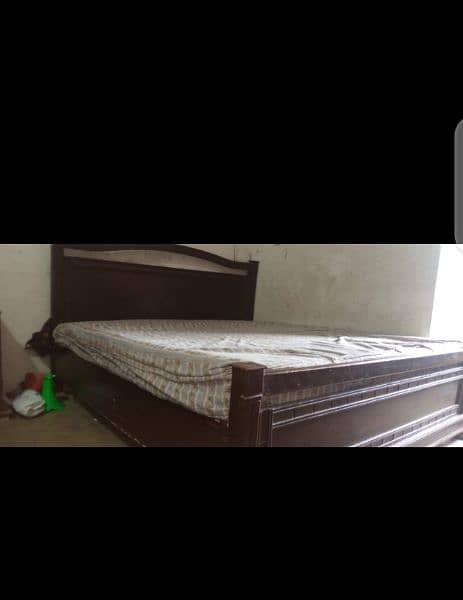 iron or wooden bed hai dono ki price alag alag hai 0