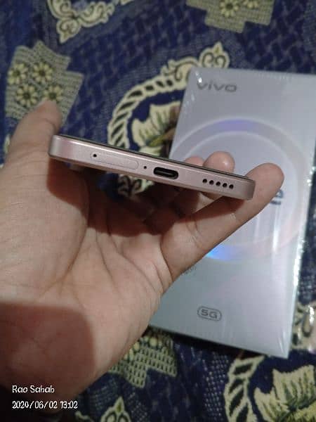 Vivo v29e Gold 1