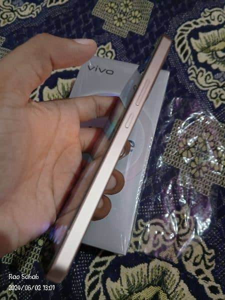 Vivo v29e Gold 2