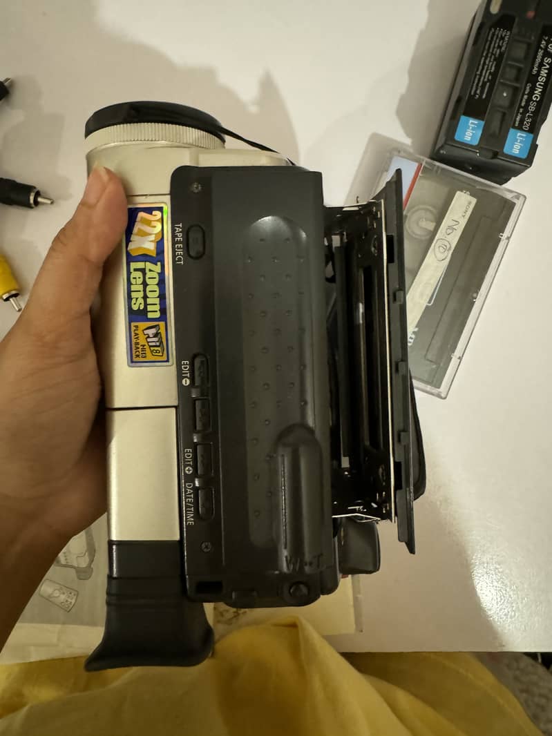 Vintage Samsung camcorder (cassette type) 5