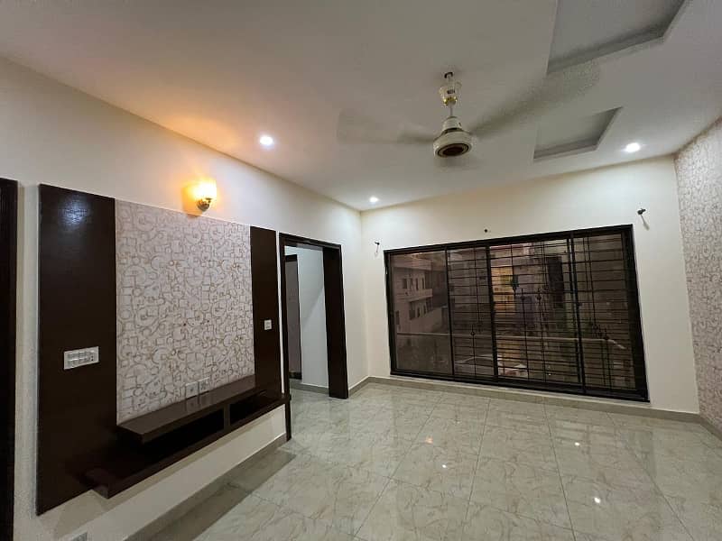 10 Marla House Available For Rent in Central Park Housing Scheme Lahore 14