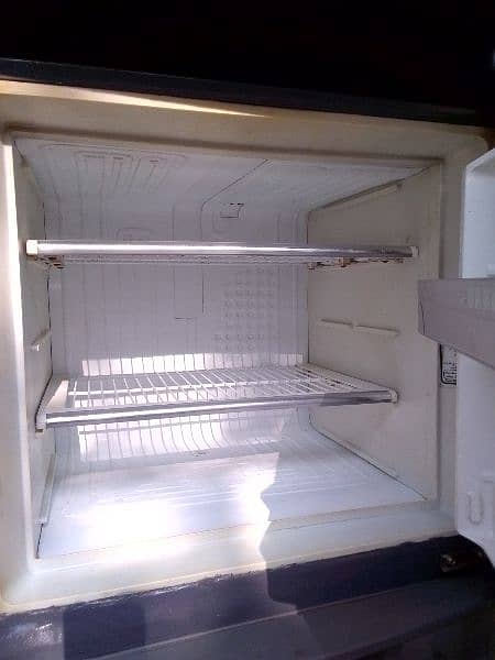 Dawlance fridge medium size for sale 8