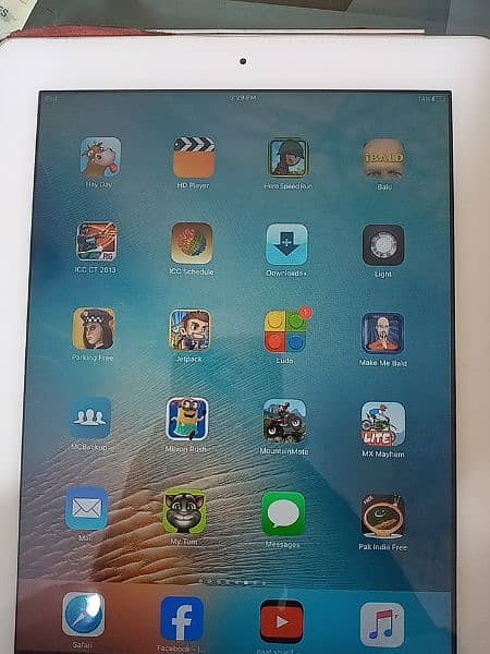 IPAD 4 Model a1458 condition 10/10 (factory unlocked) apps installed 9