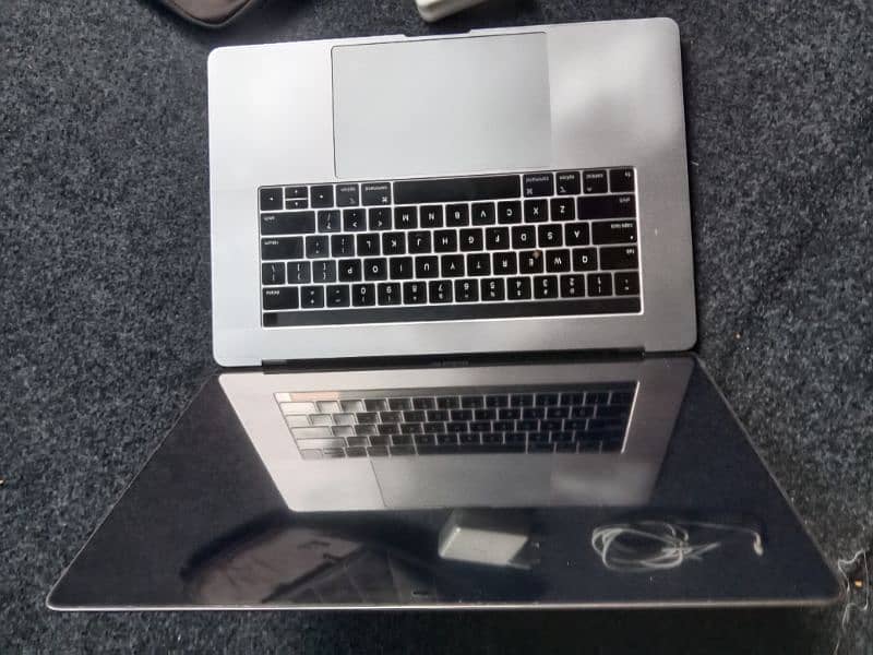 MacBook pro 15 inch 2018 Model 1