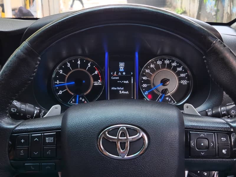 Toyota Fortuner V 2017 16