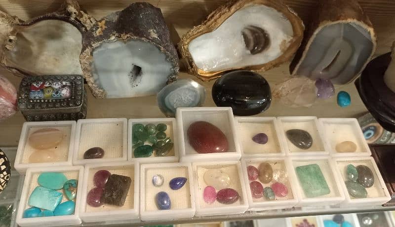 Natural stone rings and gemstones and products made of natural stones. 12