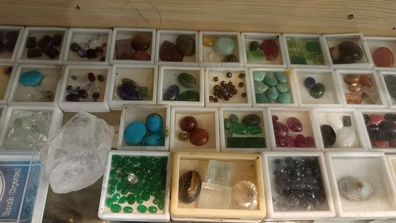 Natural stone rings and gemstones and products made of natural stones. 18