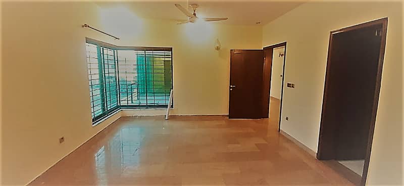 Kanal Full House ------ Best Rate On Rent On Hot Location In DHA 9