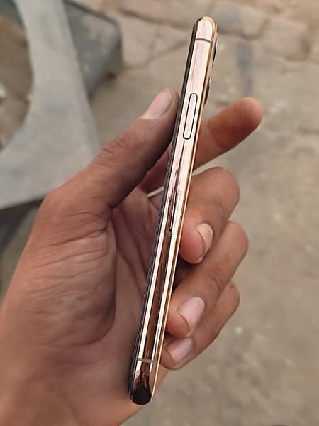 I phone 11 pro 256 gp golden colour 2