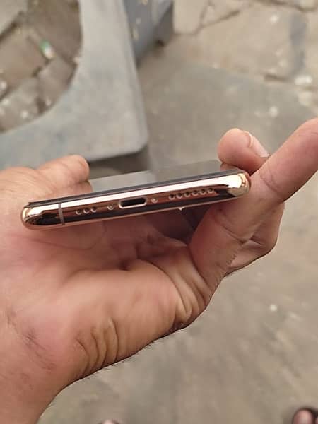 I phone 11 pro 256 gp golden colour 3