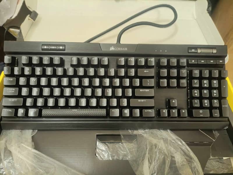 Keyboard: Corsair k70 mk2 0