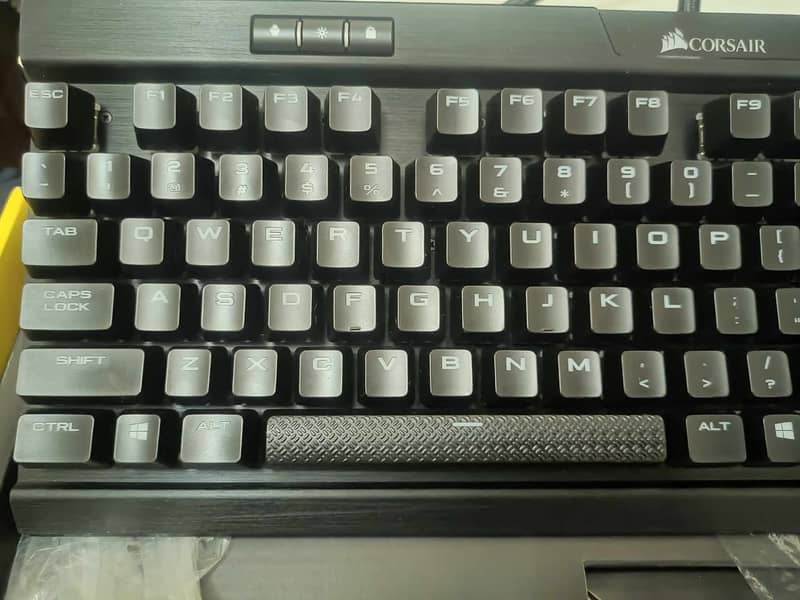 Keyboard: Corsair k70 mk2 1