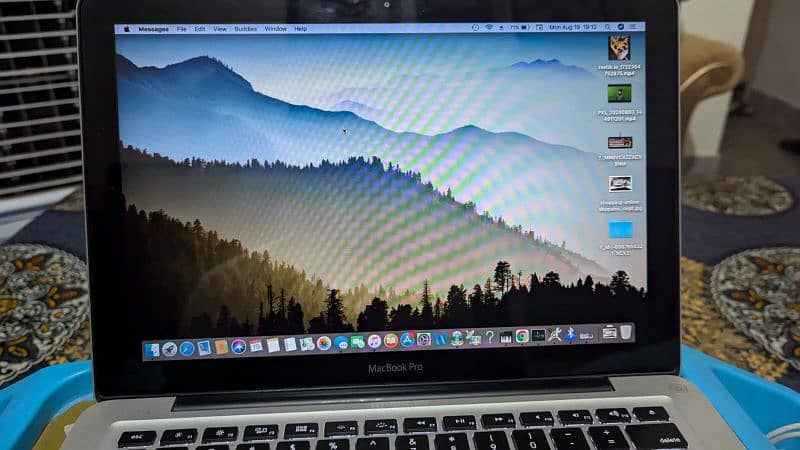 Macbook Pro 11 just like New 1 mAh phel Dubai se aia 4