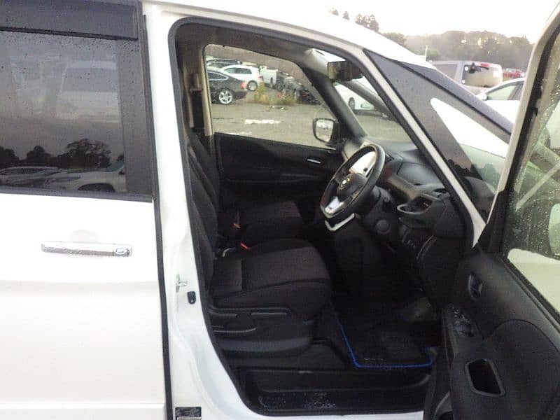 Nissan Serena 2018 17