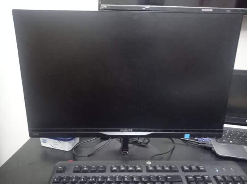 Phillips 22 inch LED monitor for laptop and computer 2