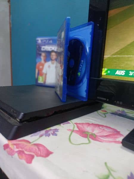 PS4 1 TB with 2 controllers and 2cds best quality slightly used all ok 2