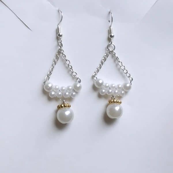 Ivory imitation pearl necklace and earrings. 1