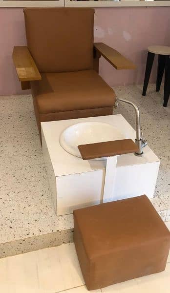 Mani Pedi Complete Station for Sale in Good Condition 2