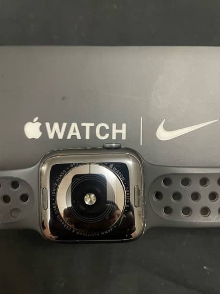 Apple watch series 5/ 44 mm/ Nike sports band/ original/ black color, 1