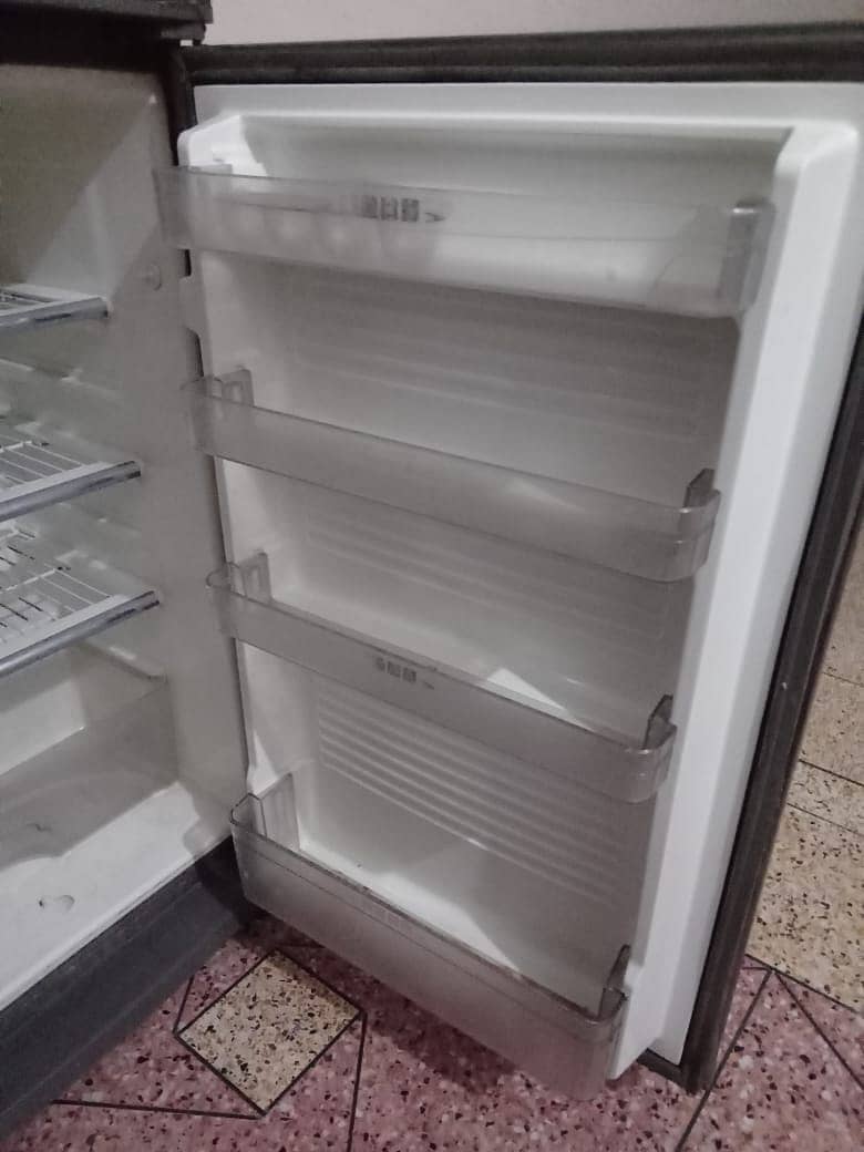 Dawlance medium size fridge 1