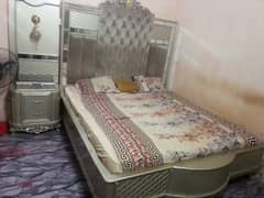 double bed with long side ytable