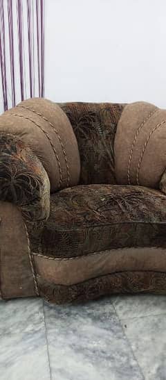 6 seater Excellent foam conditio Solid wood 0