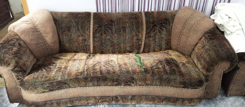 6 seater Excellent foam conditio Solid wood 1