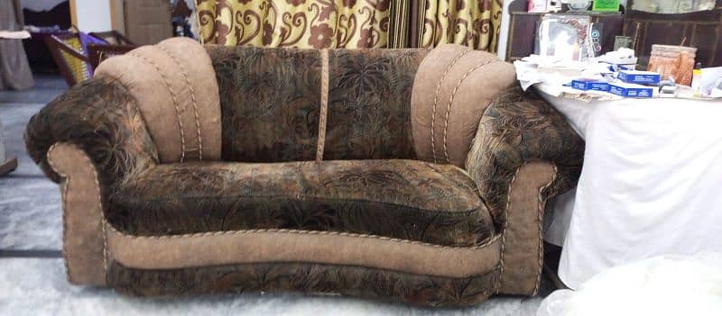 6 seater Excellent foam conditio Solid wood 2