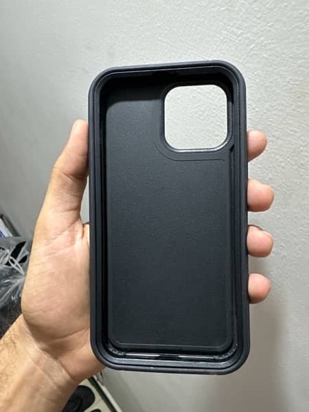 OtterBox Defender Pro series 13 Pro Max 3