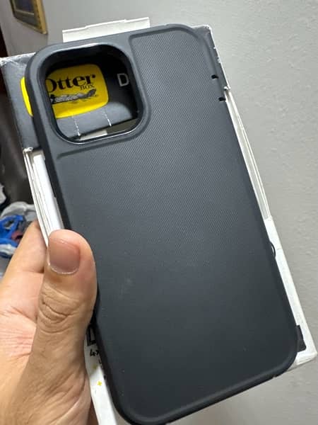 OtterBox Defender Pro series 13 Pro Max 4