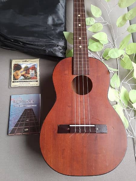 Britone Ukulele 30 inches 1