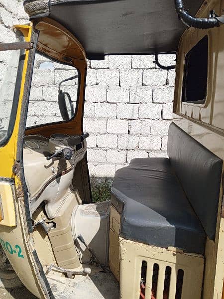 School pickup rickshaw plus loader 5