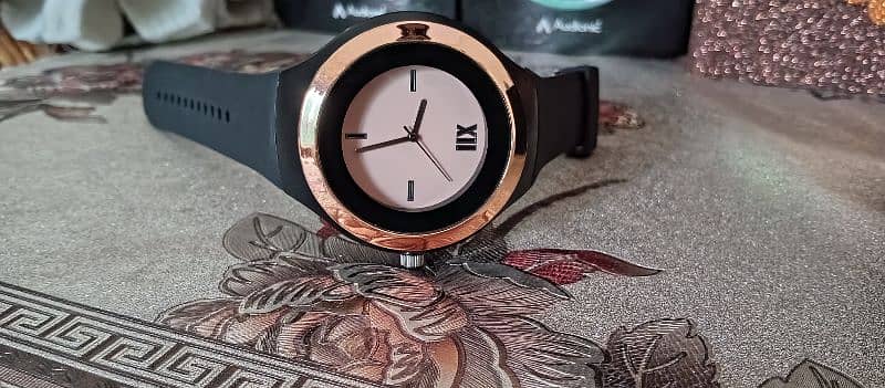 very beautiful colour & most attractive watch 0