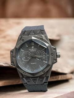 Men's watch with textured strap