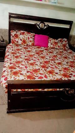 wooden bed set full with out matress 5 months used