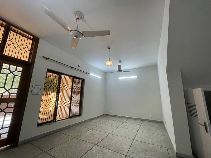 10 Marla 03 Bedroom House available for Rent in Askari-9, Lahore Cantt 6