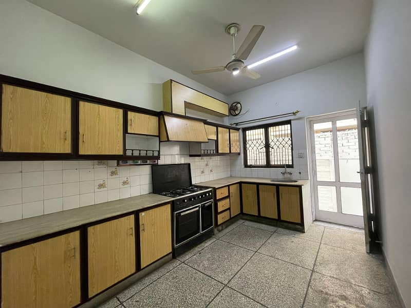 10 Marla 03 Bedroom House available for Rent in Askari-9, Lahore Cantt 12