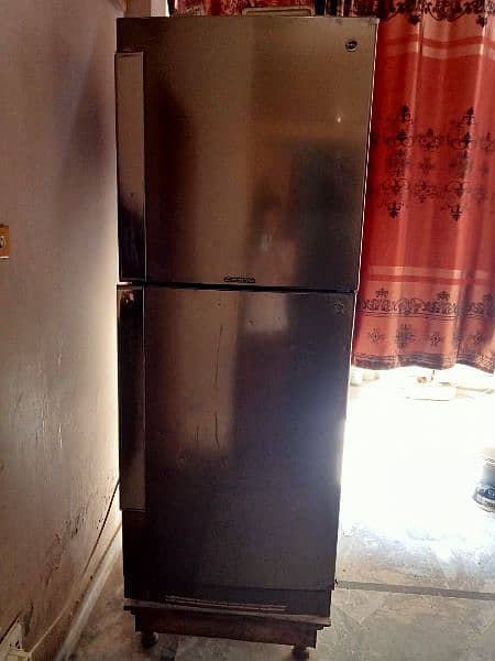 PEL jumbo size fridge in 10/10 condition 6