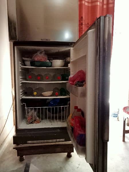 PEL jumbo size fridge in 10/10 condition 8