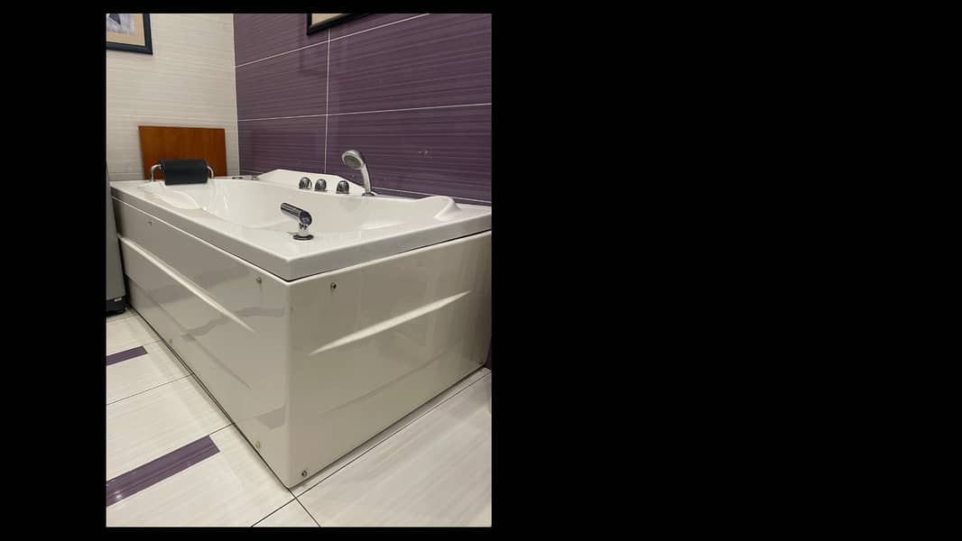 White Jacuzi Bath Tub For Sale, Like New! 1