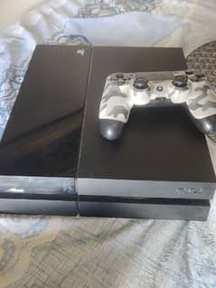 PS4 with controller and 13 games cd