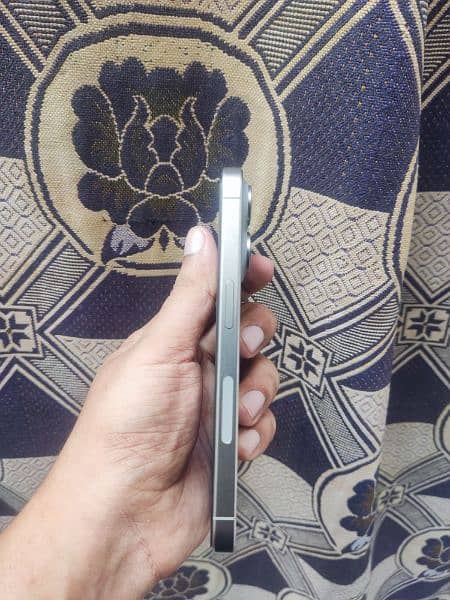 iphone 15 Pro Titanium 6