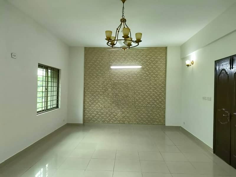 10 Marla Good Condition 1st Floor Apartments For Sale 4