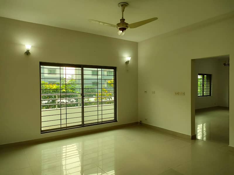 10 Marla Good Condition 1st Floor Apartments For Sale 8