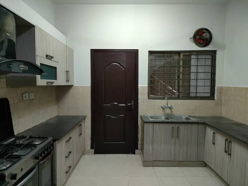 10 Marla Good Condition 1st Floor Apartments For Sale 12