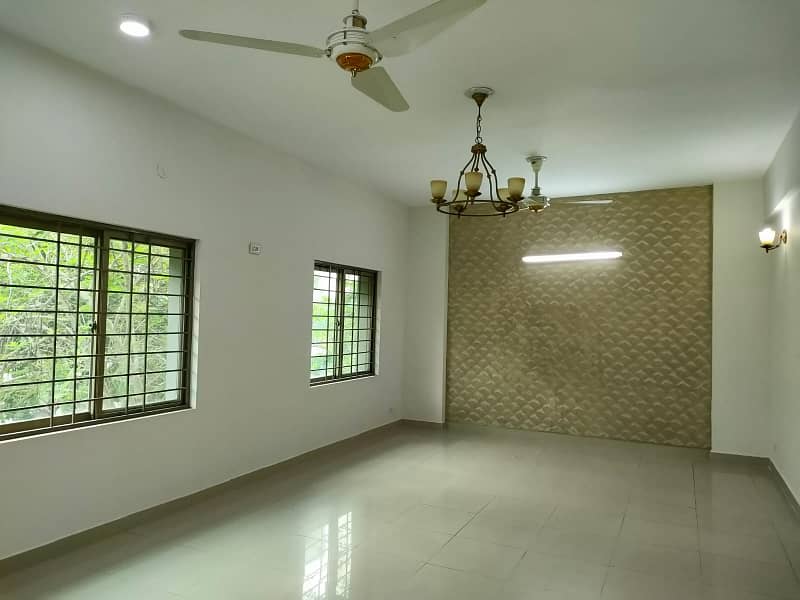 10 Marla Good Condition 1st Floor Apartments For Sale 28