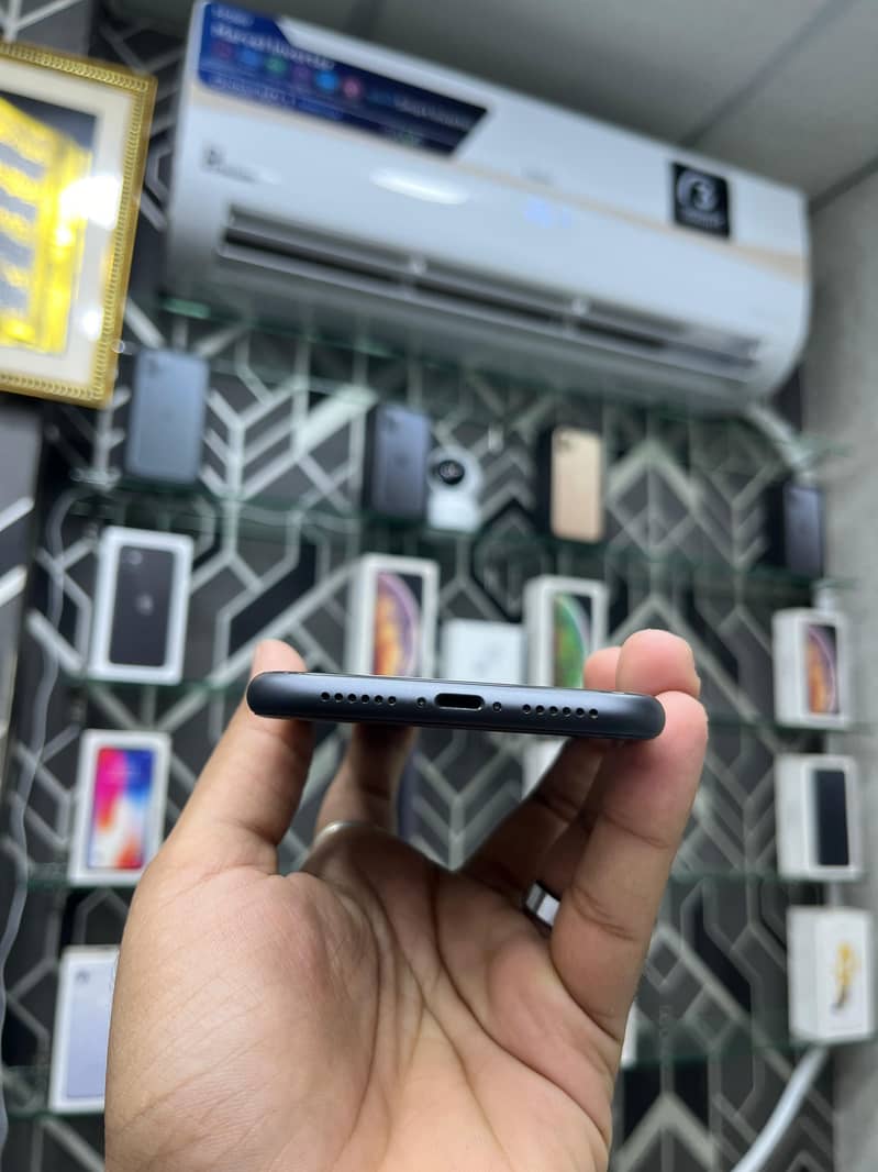 iPhone 11   (64GB) 2